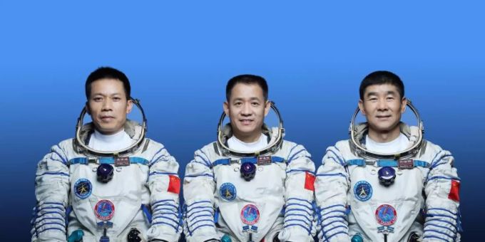 Die Astronauten Nie Haisheng (M), Liu Boming (r) und Tang Hongbo befinden sich auf dem Weg zur chinesischen Raumstation. Raumfahrt