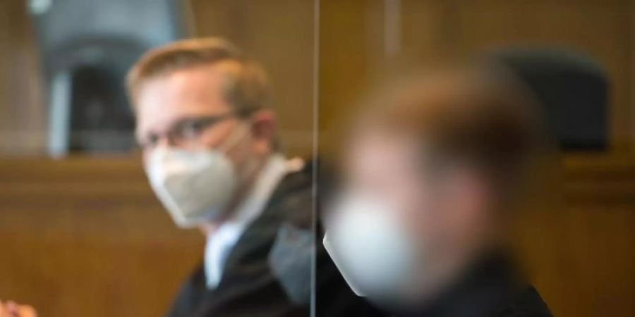 Der Angeklagte und sein Anwalt (l) sitzen im Gerichtssaal des Landgerichts Saarbrücken. Foto: Oliver Dietze/dpa