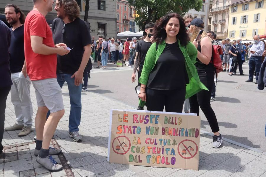 Mit selbstgebastelten Plakaten stellen sich linke Aktivisten gegen die Räumung.