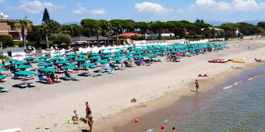 Sonne, Strand und Meer in Terracina. Italien wird von der Liste der Risikogebiete gestrichen. Foto: Fabio Sasso/ZUMA/dpa