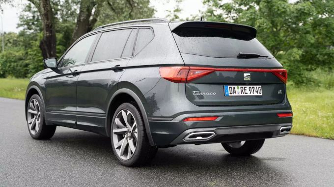 Unter dem Boden des 610 Liter fassenden Kofferraums findet sich die 13kWh grosse Batterie für den E-Antrieb 2021 Seat Tarraco eHybrid