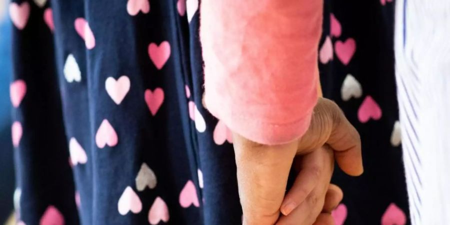 Am häufigsten wurden Kinder und Jugendliche 2020 wegen der Überforderung eines oder beider Elternteile in Obhut genommen. Foto: Christian Charisius/dpa