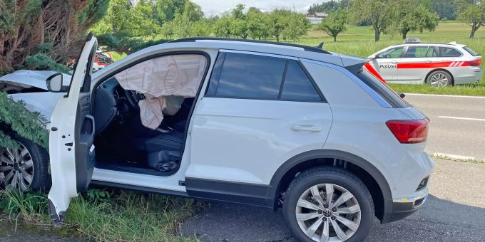 Durch den Aufprall wurde der Autofahrer mittelschwer verletzt.