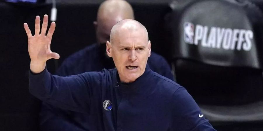 Der bisherige Cheftrainer der Dallas Mavericks, Rick Carlisle, tritt zurück. Foto: Mark J. Terrill/AP/dpa