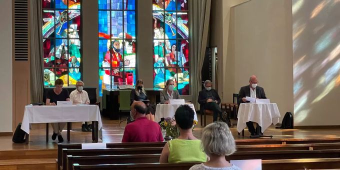 Das Parlament der Reformierten Kirche Luzern tagt unter Corona-Massnahmen in der Lukaskirche. Reformierte Kirche Luzern
