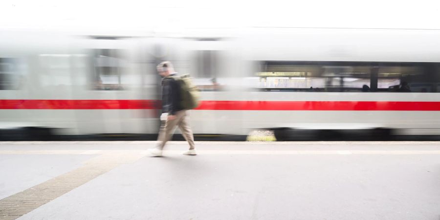 Das vergangene Jahr war für die Bahn und ihre Kundinnen und Kunden vor allem von der hohen Unpünktlichkeit geprägt.