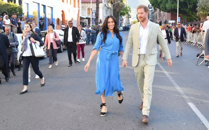 Dieses Outfit kennen wir schon. Meghan zog sich am Montag für den zweiten Termin zwar um, doch sie wählte ein Kleid, das sie bereits vor einem Jahr in Tonga trug. meghan markle afrika