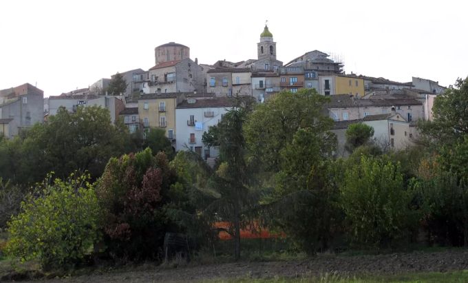 Blick auf das Dorf Oratino in der Region Molise. oratino
