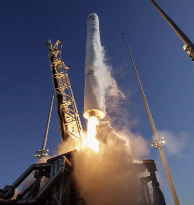 Ein Handout-Foto zeigt die Northrop Grumman Antares-Rakete mit Cygnus-Raumschiff an Bord, die am 02. November 2019 von der NASA in Virginia (USA) startet. blockchain