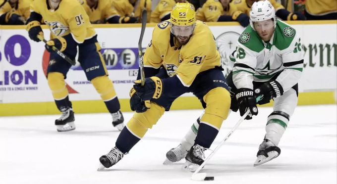 Roman Josi (l.) ist der erfolgreichste Teamsportler des Jahres. Roman Josi NHL
