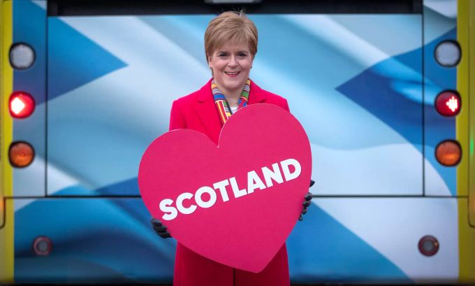 Nicola Sturgeon, die Parteichefin der Schottischen Nationalpartei, will über eine Unabhängigkeit Schottlands abstimmen lassen. nicola sturgeon snp