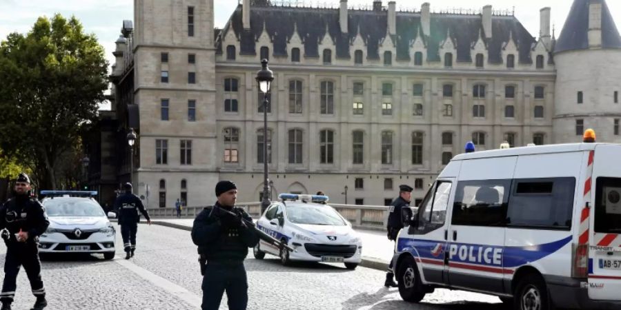 Sicherheitskräfte vor dem Pariser Polizei-Hauptquartier