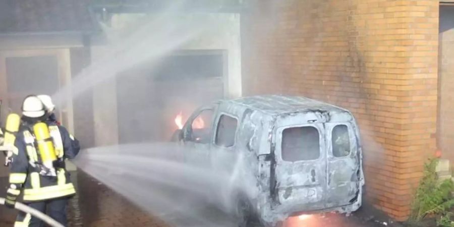 Die Feuerwehr bereitet sich auf Gefahren durch Brände von E-Auto-Batterien vor - rät aber zu Gelassenheit. Foto: -/Polizei Düren/dpa
