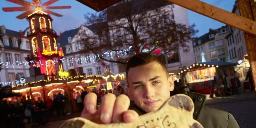 Hundekekse sind im Trend: Die Backwaren aus Roggen- oder Dinkelmehl sind bei Hundeliebhabern beliebte Weihnachtsgeschenke für ihre Vierbeiner. Foto: Thomas Frey/dpa