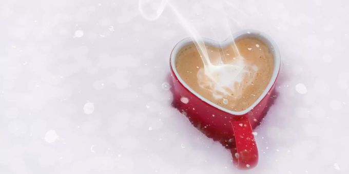 Erstmals ist der durchschnittliche Preis eines Kaffee Crèmes im vergangenen Jahr leicht gesunken (Symbolbild). kaffee café