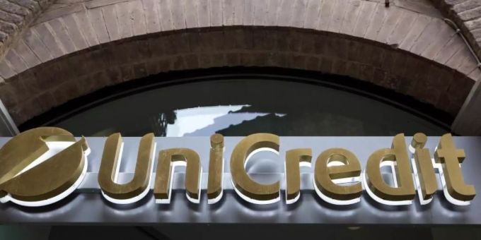 Die Bank Unicredit freut sich über gut laufende Geschäfte. unicredit