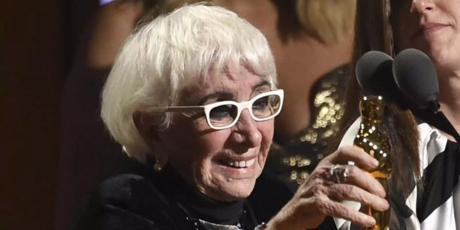 Die italienische Filmregisseurin Lina Wertmüller, freut sich über ihre neue Trophäe. Foto: Chris Pizzello/Invision/dpa