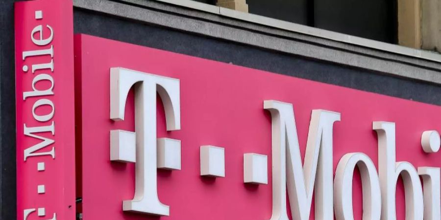 Das T-Mobile-Logo hängt über einem Laden in New York. Foto: Bebeto Matthews/AP/dpa