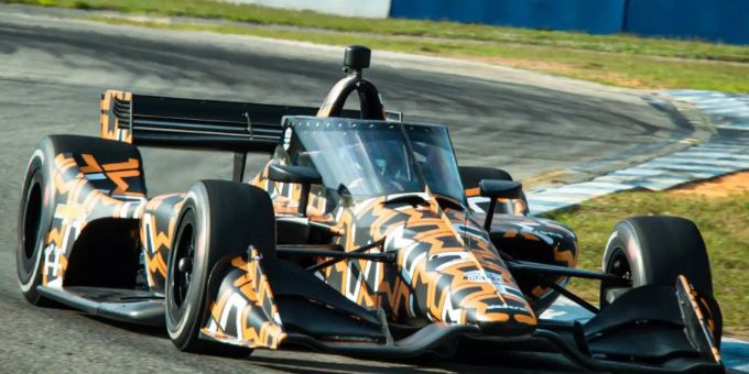Pato O'Ward testet erstmals das neue IndyCar in den McLaren-Farben. Mit dabei: Der Kopfschutz «Aeroscreen». Pato O'Ward McLaren IndyCar