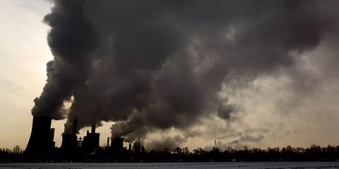 Rauchschwaden symbolisieren Klimawandel