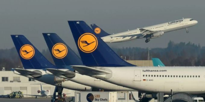 Lufthansa-Maschinen in München (D). lufthansa