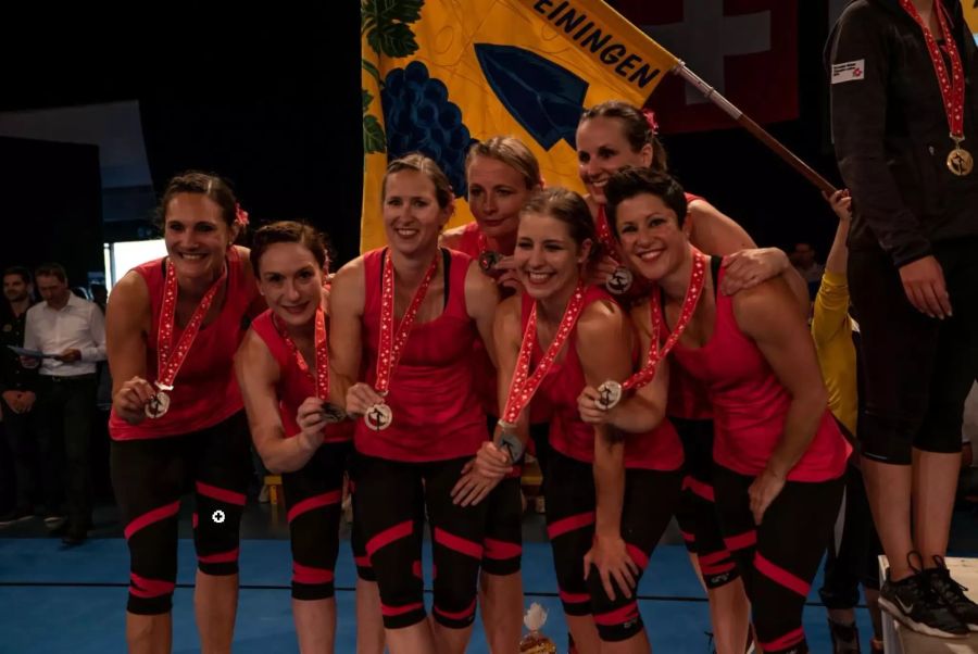 Die Frauen vom TV Weiningen präsentieren stolz ihre Silbermedaille