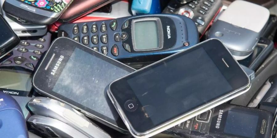 Die Grünen können sich eine Pfand-Abgabe auf Mobiltelefone vorstellen. Foto: Maurizio Gambarini/dpa