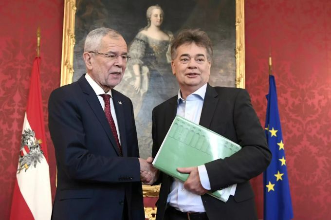 Werner Kogler (r), Vorsitzender der Grünen, und Bundespräsident Alexander Van der Bellen in der Wiener Hofburg. koalition österreich