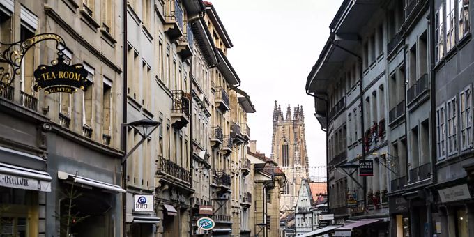 Der Dom in Freiburg. freiburg ladenöffnungszeiten unia