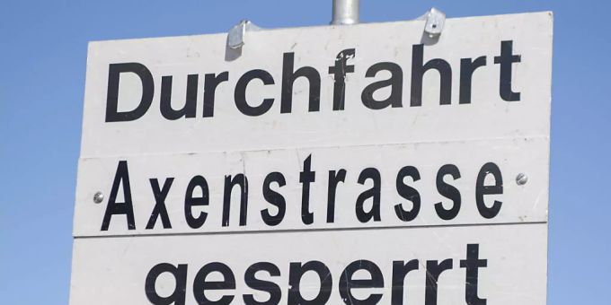 Die Axenstrasse im Kanton Uri war wegen eines Steinschlagalarms vorübergehend gesperrt. (Archivbild) Die Axenstrasse im Kanton Uri war wegen eines Steinschlagalarms vorübergehend gesperrt. (Archivbild)