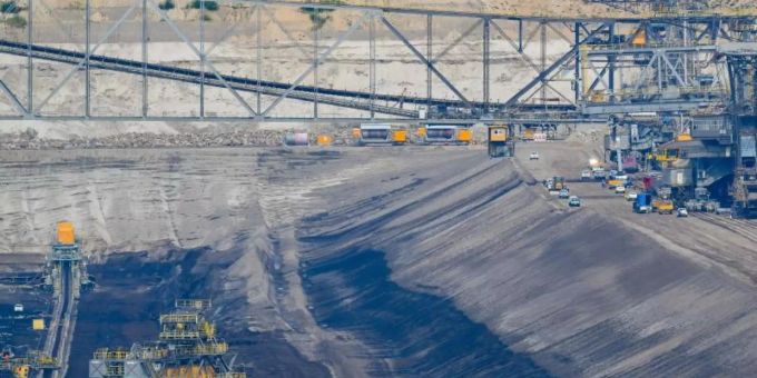 Blick auf die Förderbrücke F60 im Braunkohletagebau Jänschwalde der Lausitz Energie Bergbau AG (LEAG). Im Braunkohletagebau Jänschwalde wird das 2. Lausitzer Flöz abgebaut. Foto: Patrick Pleul Blick auf die Förderbrücke F60 im Braunkohletagebau Jänschwalde der Lausitz Energie Bergbau AG (LEAG). Im Braunkohletagebau Jänschwalde wird das 2. Lausitzer Flöz abgebaut. Foto: Patrick Pleul