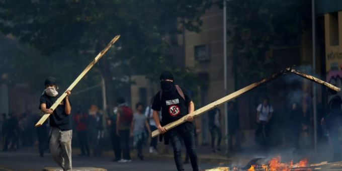 Santiago de Chile - Chiles Präsident setzt Fahrpreiserhöhung nach gewaltsamen Protesten aus