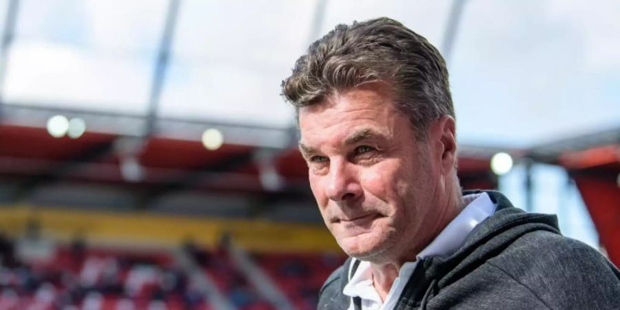 Will dne Druck von seinen Spielern halten: HSV-Coach Dieter Hecking. Foto: Matthias Balk/dpa