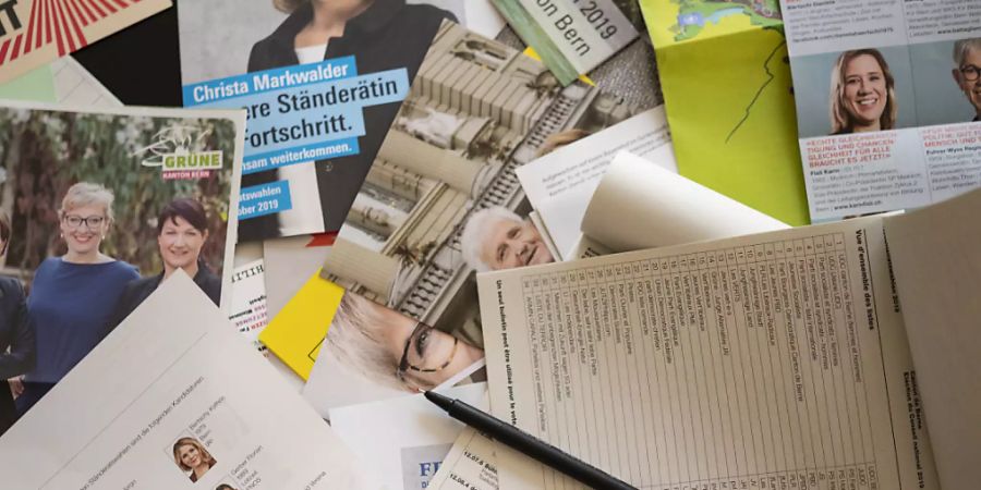 Viel Papier für die Wahlberechtigten: Bis am Dienstag zeichnete sich in den grösseren Städten tendenziell eine höhere Wahlbeteiligung als bei den Wahlen 2015 ab. (Archivbild)