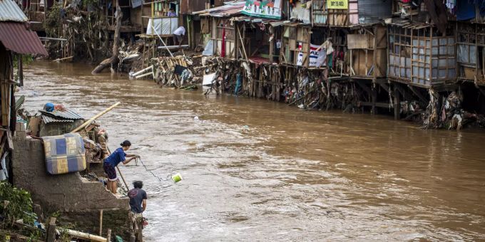 Bewohner reinigen ihr Haus, nachdem Monsunregen und steigende Flüsse Teile der indonesischen Hauptstadt Jakarta überfluteten. indonesien überschwemmungen