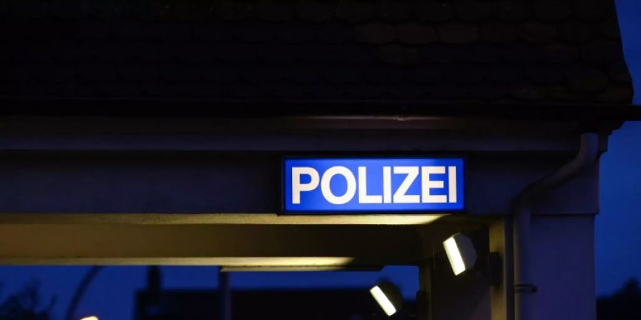 Schild an Polizeistation