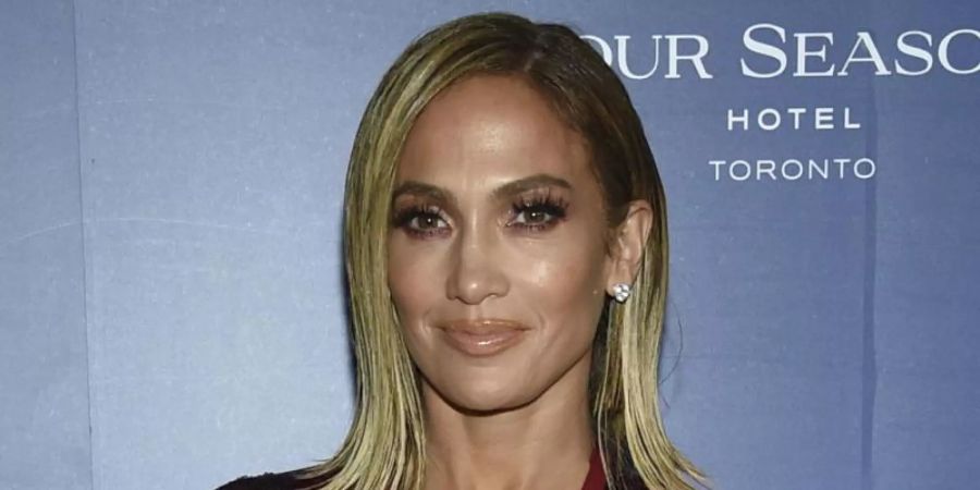 Jennifer Lopez hat die Kinder einer Grundschule glücklich gemacht. Foto: Evan Agostini/Invision/dpa