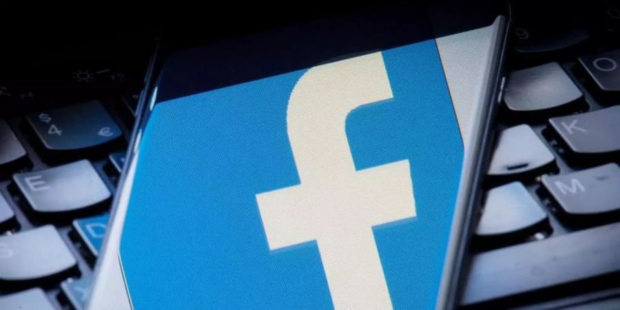 Beim sogenannten Microtargeting werden auf Basis der Nutzerdaten zum Beispiel via Facebook oder Google Werbebotschaften möglichst passgenau an Zielgruppen ausgespielt. Das Ziel: mehr Wirkung für weniger Kosten. Foto: Dominic Lipinski/PA Wire/dpa