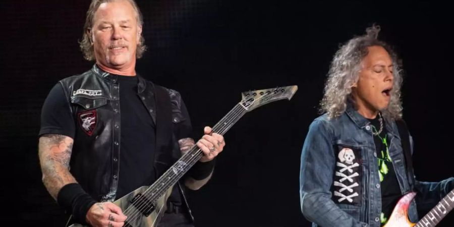 James Hetfield (l) und Kirk Hammett von Metallica. Die Band will Opfern der Buschbrände 750 000 Dollar spenden. Foto: Sven Hoppe/dpa