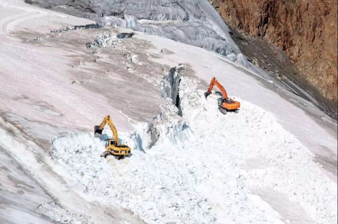 Zwei Bagger pflügen den Gletscher im Pitztal um. pitztal