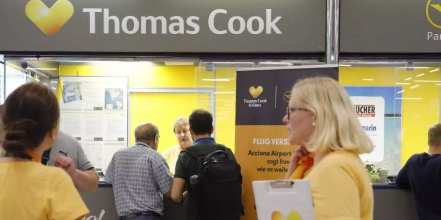 Vorläufig fliegt gar nichts mehr: Urlauber vor dem Büro von Condor und Thomas Cook im Flughafen Palma de Mallorca. Foto: Clara Margais/dpa