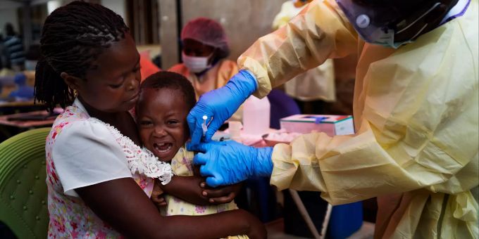 ARCHIV - 13.07.2019, Kongo, Beni: Ein Kind wird gegen Ebolafieber geimpft. Gesundheitsexperten prüfen Fortschritte beim Kampf gegen die lebensgefährliche Infektionskrankheit Ebola im Kongo in Afrika. Weil der Ausbruch nach mehr als einem Jahr noch nicht unter Kontrolle war, hatte die Weltgesundheitsorganisation (WHO) im Juli eine «gesundheitliche Notlage von internationaler Tragweite» ausgerufen. Ein Ausschuss prüfte am 18.10.2019, ob diese Notlage weiterhin besteht. Das Ergebnis wurde am Abend erwartet. Foto: Jerome Delay/AP/dpa +++ dpa-Bildfunk +++ Kampf gegen Ebolafieber