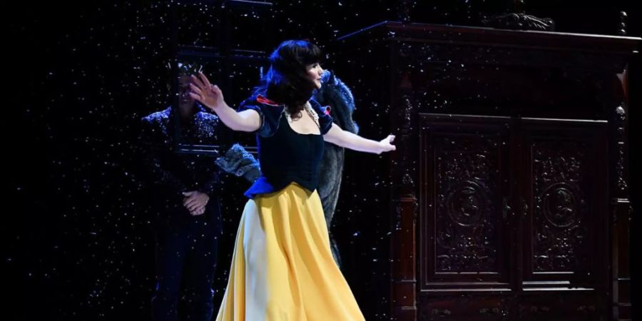 Nicolas Stemann inszeniert für das Schauspielhaus Zürich das Weihnachtsmärchen «Schneewittchen Beauty Queen» nach den Brüdern Grimm. Giorgina Hämmerli spielt die Hauptrolle. Premiere war am 10. November 2019.