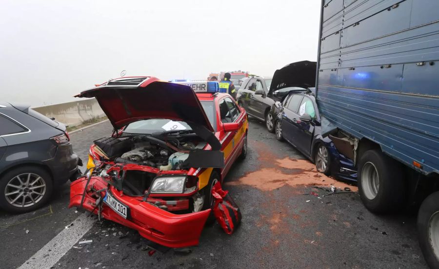 Insgesamt waren 18 Fahrzeuge bei dem Massencrash involviert.