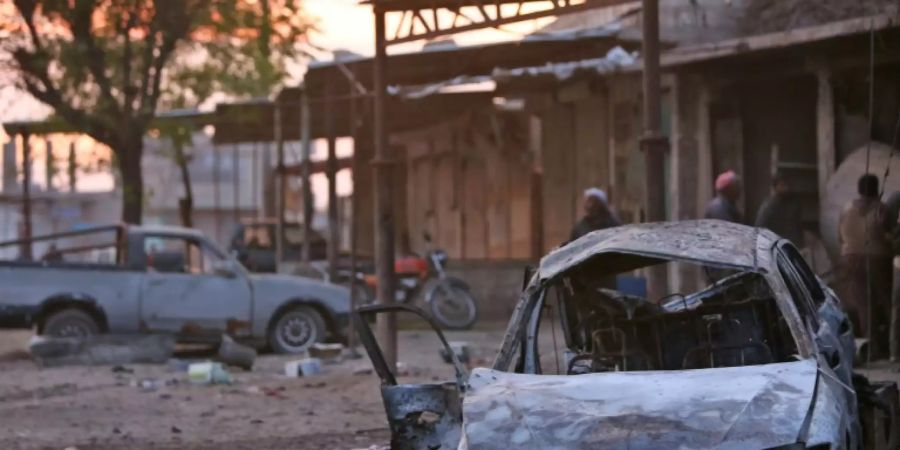 Durch die Autobombe zerstörte Fahrzeuge