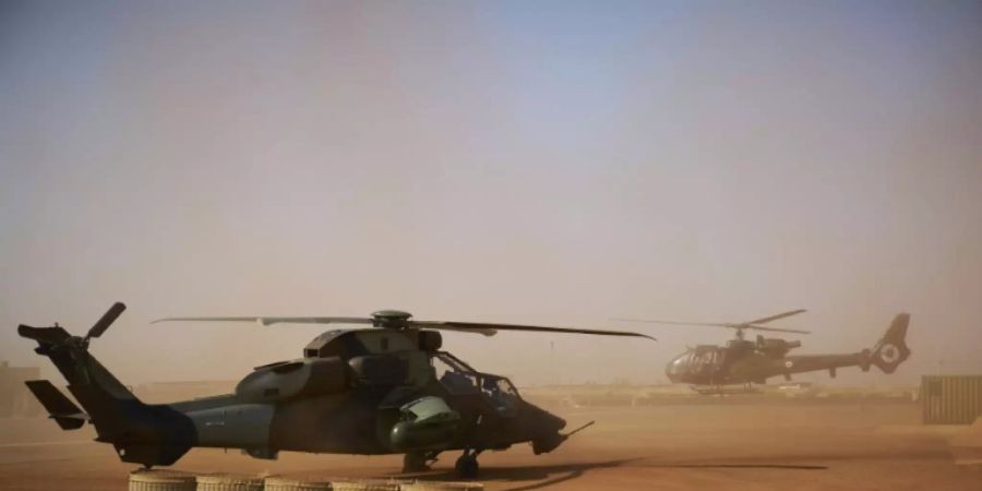 Zwei Kampfhubschrauber in Gao in Nordmali