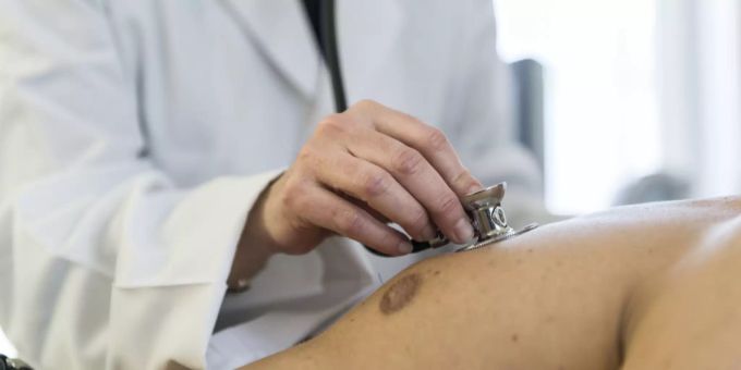 Ein Artzt untersucht einen Patienten, Gesundheitskosten