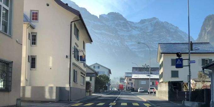 Durch die Kollision wurde eine Fussgängerin zu Boden geschleudert. Verkehrsunfall