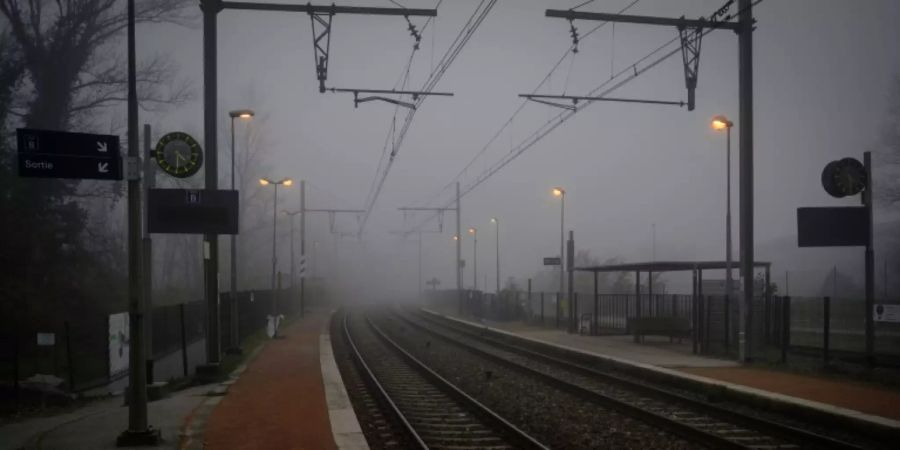 Verwaister Bahnhof in Grigny nahe Lyon