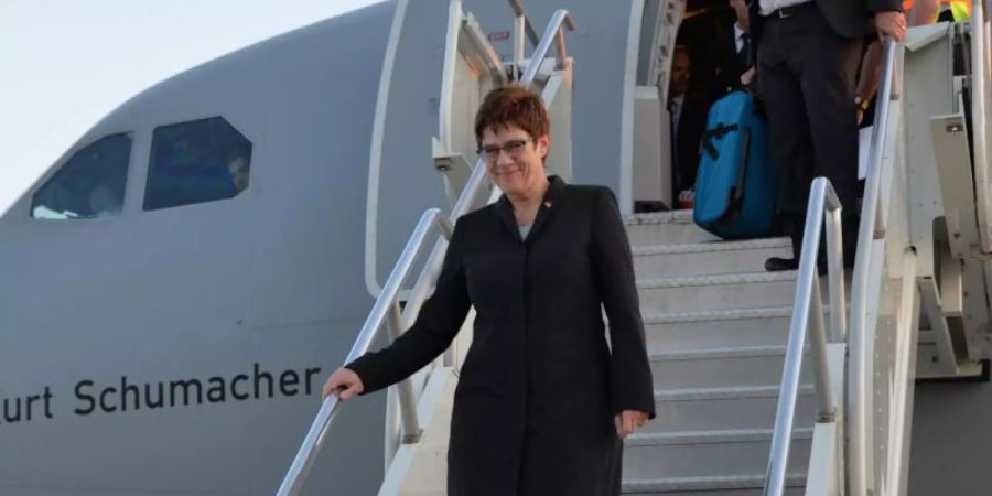 Dieses vom Bundesministerium der Verteidigung zur Verfügung gestellte Foto zeigt Verteidigungsministerin Annegret Kramp-Karrenbauer bei ihrer Ankunft am Flughafen in der US-amerikanischen Hauptstadt. Foto: Bundesministerium der Verteidigung